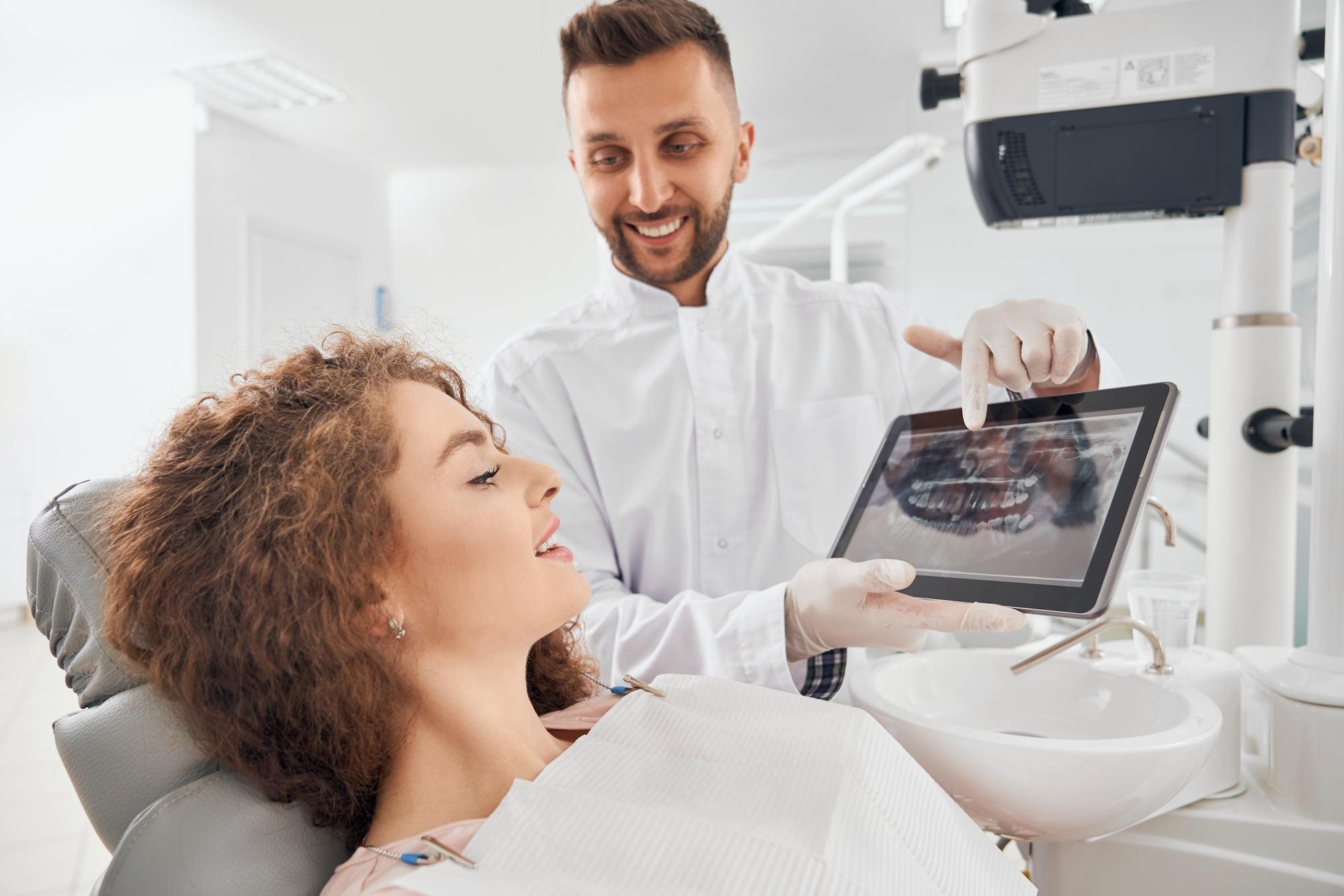 ¿Cuánto dura un implante dental? Factores reales que influyen en su longevidad